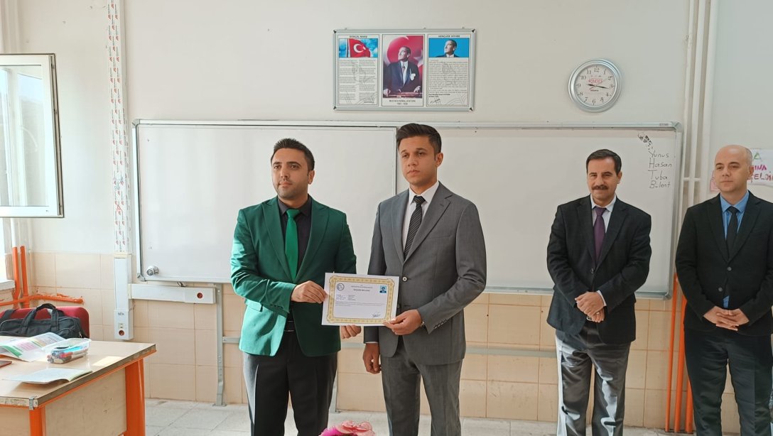 Kaymakamımız Sayın Ahmet Turan GEL öğretmenlerimize başarı belgelerini takdim etti.